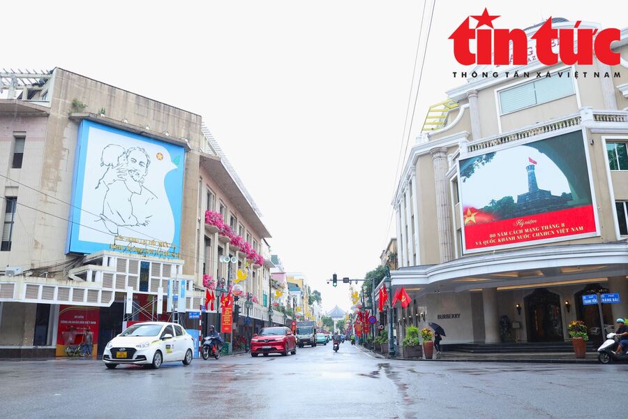 Ngoài khu vực Quảng trường Ba Đình, trên các tuyến phố có đoàn diễu binh, diễu hành đi qua như Nguyễn Thái Học, Tràng Tiền, Kim Mã, Liễu Giai... đang được gấp rút chỉnh trang, lắp đặt nhiều hạng mục để phục vụ nhân dân tham dự ngày lễ lớn của dân tộc