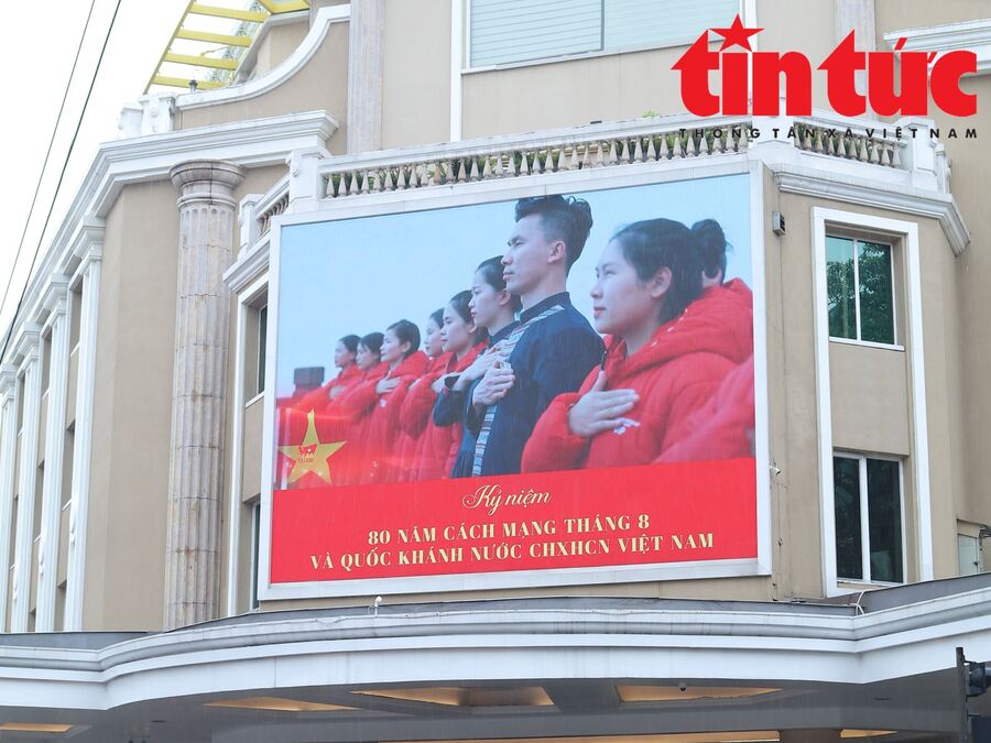 Hà Nội cũng triển khai lắp đặt hệ thống màn hình LED và huy động màn hình của các doanh nghiệp để truyền hình trực tiếp lễ diễu binh, diễu hành dọc các tuyến phố và tại các cửa ngõ Thủ đô để phục vụ người dân