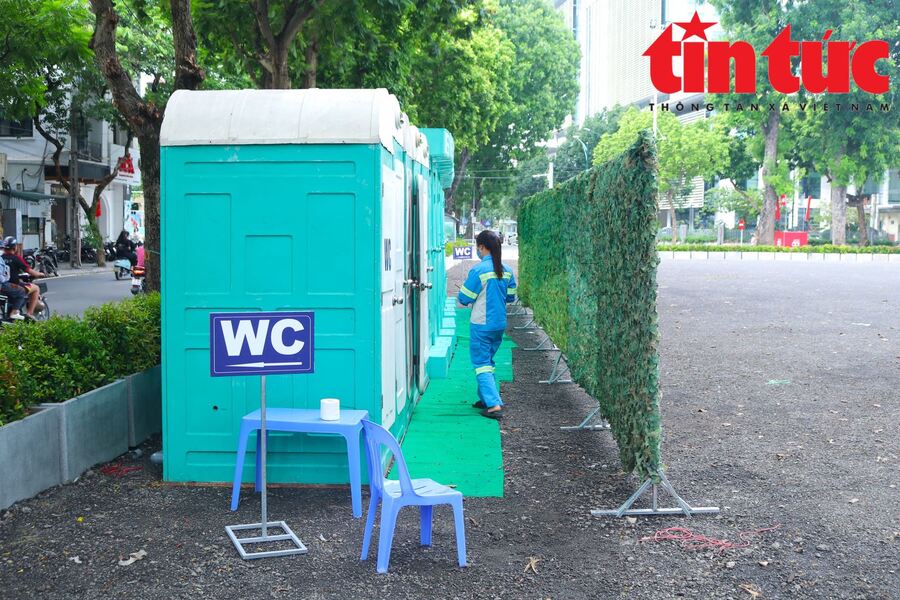 Toàn bộ nhà vệ sinh lưu động và nhà vệ sinh dã chiến được che phủ bởi tấm bạt ngụy trang của quân đội