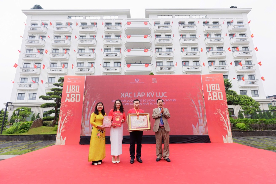 Đại diện Phức hợp nghỉ dưỡng - Dưỡng lão Phương Đông Asahi đón nhận xác lập kỷ lục sự kiện hát Quốc ca có số lượng cao tuổi tham gia đông nhất tại Việt Nam (Ảnh: VGP)
