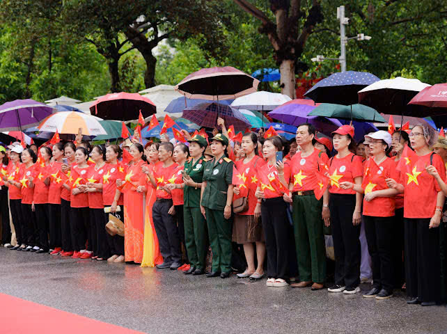 Những cơn mưa rào không thể át tiếng hát của những người cao tuổi (Ảnh: VGP)