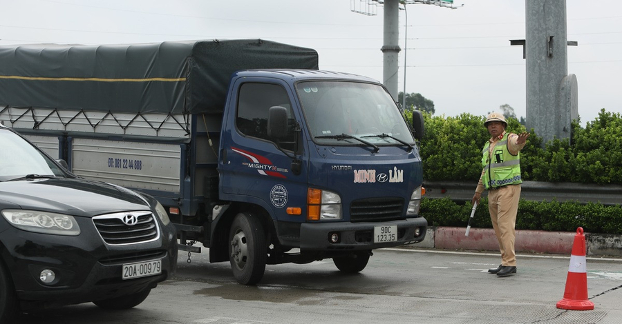 Các loại xe bị hạn chế gồm: Xe tải loại từ 10 tấn, xe khách loại 45 chỗ trở lên (trừ xe ô tô vận tải hành khách theo tuyến cố định, xe bus, xe thu gom rác, xe giải quyết sự cố, xe có phù hiệu phục vụ lễ kỷ niệm và các xe ưu tiên)