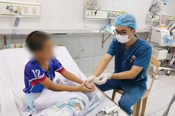 Bệnh viện Nhi Thái Bình đã cứu sống bé trai 9 tuổi bị ngừng tim do uống nhầm Methadon