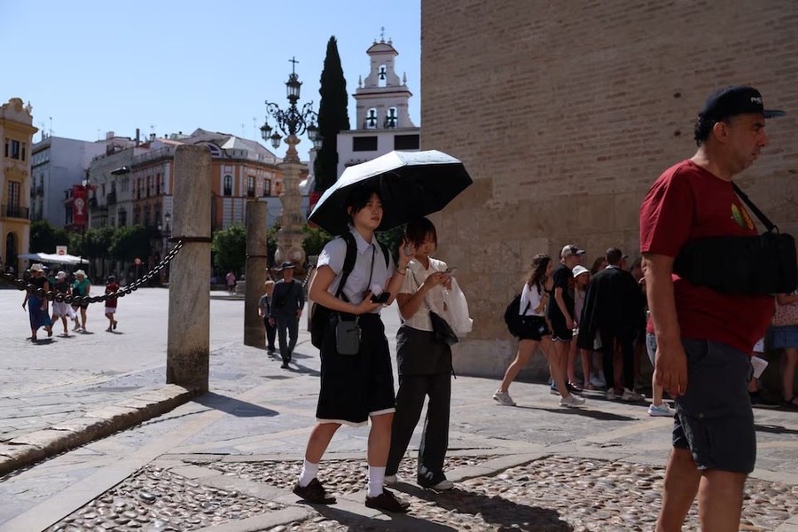 Người dân đi bộ trong đợt nắng nóng tại Seville, Tây Ban Nha, ngày 2/7/2025 (ảnh Reuters)