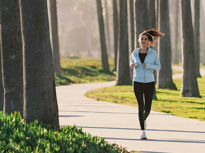 Tập luyện thể dục thể thao là cách giúp bạn dễ ngủ hơn vào buổi tối (Ảnh minh họa)