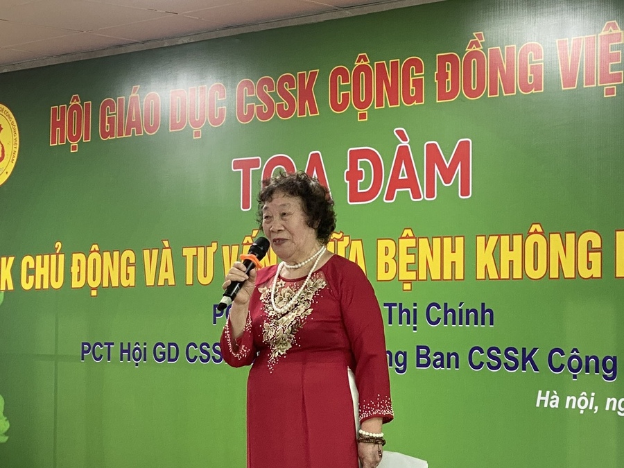 PGS.TS Nguyễn Thị Chính – Phó Chủ tịch Hội Giáo dục Chăm sóc sức khỏe cộng đồng  Việt Nam phát biểu khai mạc buổi Tọa đàm.