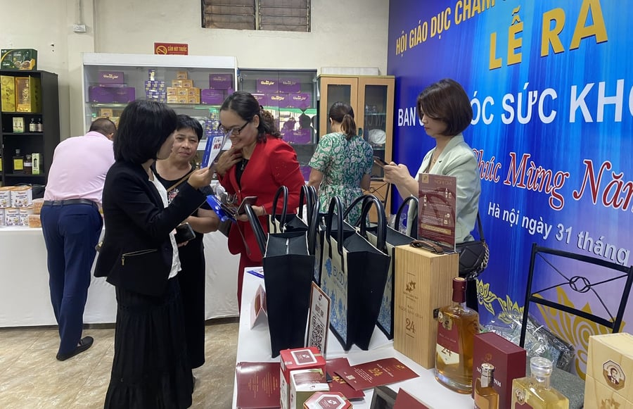 Các đại biểu tham quan các gian hàng trưng bày sản phẩm.