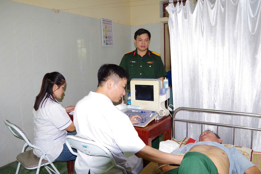 Các bác sỹ tiến hành khám cho người dân xã Nhôn Mai