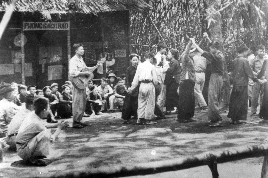 Sinh hoạt văn nghệ của cơ quan trong kháng chiến chống Pháp (Ảnh tư liệu)