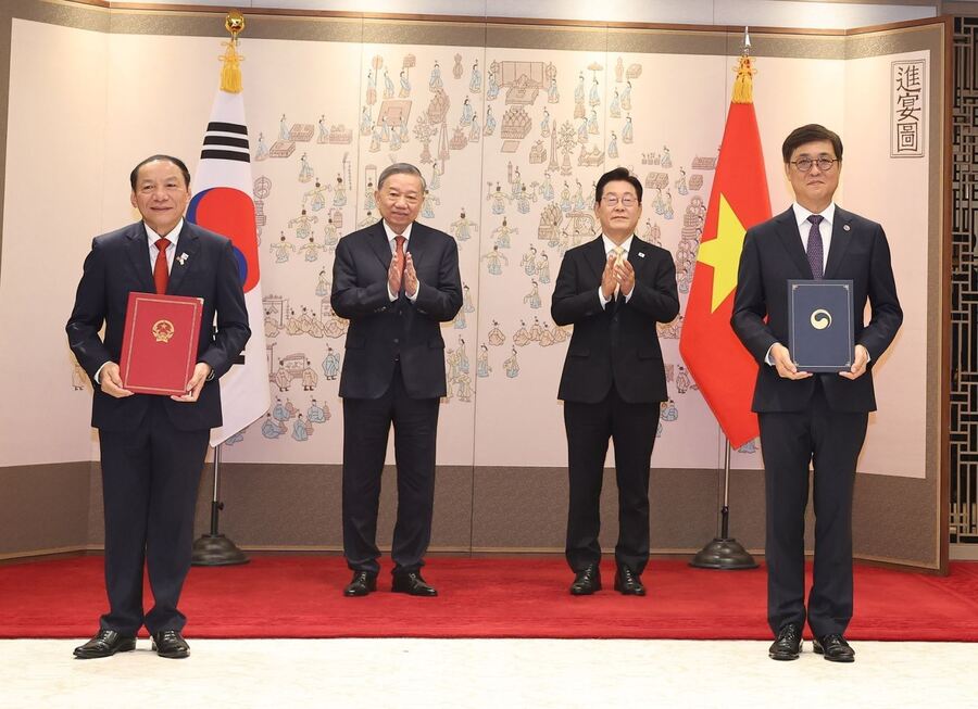 Công tác văn hóa đối ngoại không ngừng được tăng cường, mở rộng - trong ảnh: Trước sự chứng kiến của Tổng Bí thư Tô Lâm và Tổng thống Hàn Quốc Lee Jae Myung, Bộ trưởng Bộ VHTTDL Nguyễn Văn Hùng và Bộ trưởng Bộ VHTTDL Hàn Quốc Chae Hwi Young đã ký kết Bản ghi nhớ hợp tác về quyền tác giả, quyền liên quan giữa hai bộ, trong khuôn khổ chuyến thăm cấp Nhà nước tới Đại Hàn Dân quốc của Tổng Bí thư Tô Lâm (tháng 8/2025) (Ảnh: TTXVN)