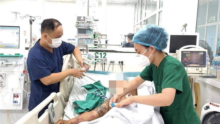 Biểu hiện điển hình là các cơn sốt với 3 giai đoạn: Sốt nóng, rét run, vã mồ hôi