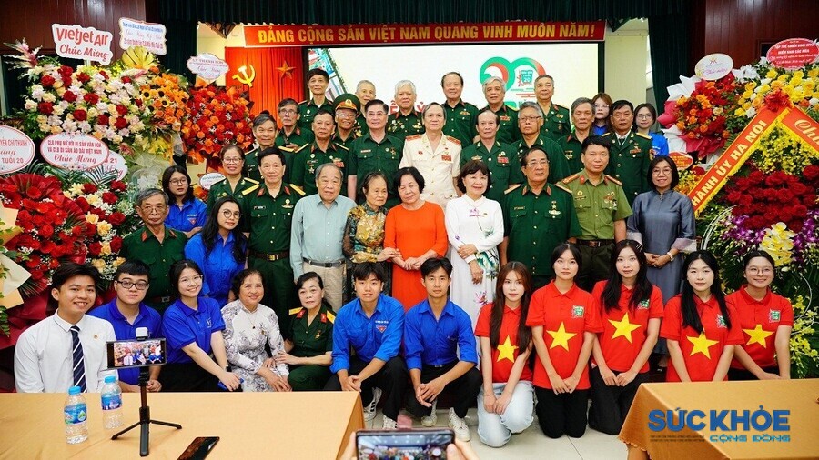 Các đại biểu chụp ảnh lưu niệm tại sự kiện