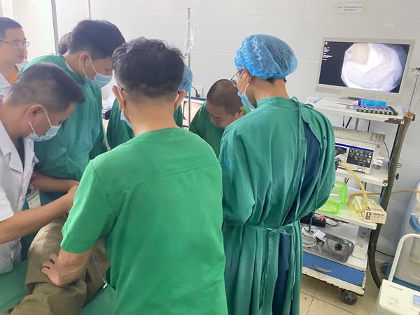 Các bác sĩ đã đưa dụng cụ gắp dị vật qua ống nội soi và cẩn thận gắp mảnh dị vật ra ngoài an toàn
