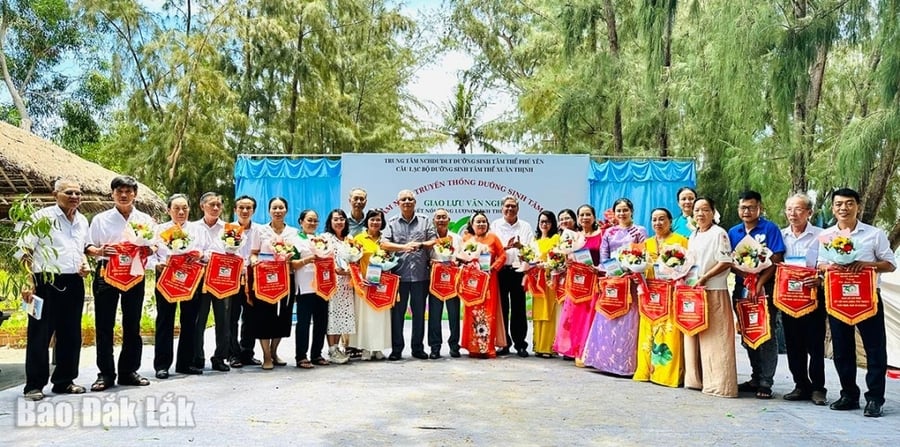 Các đại biểu tham dự Lễ kỷ niệm chụp ảnh lưu niệm