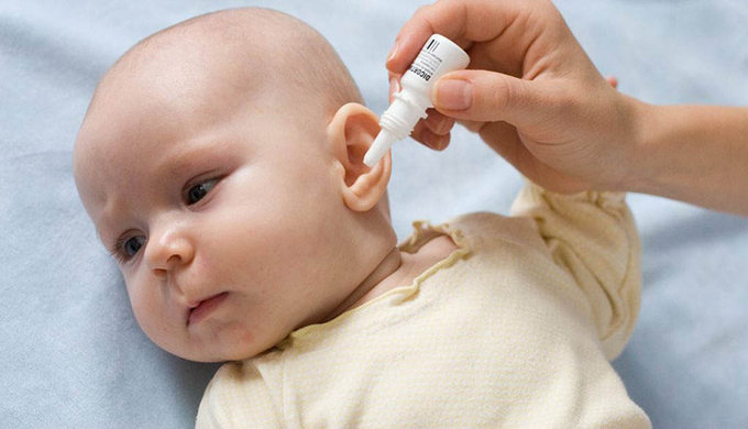 Vệ sinh tai trẻ đúng cách để giảm tình trạng viêm (Ảnh minh họa)