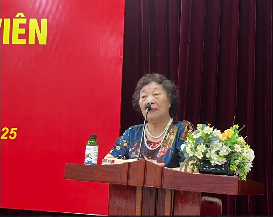 PGS.TS Nguyễn Thị Chính, Phó chủ tịch Hội VACHE, Trưởng ban Chăm sóc sức khỏe chủ động chia sẻ tại sự kiện
