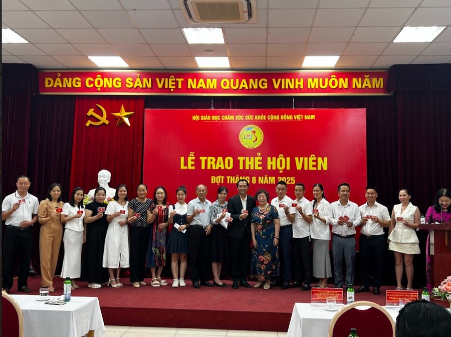Lãnh đạo Hội VACHE trao thẻ và chụp ảnh lưu niệm cùng các hội viên mới trong tháng 8/2025