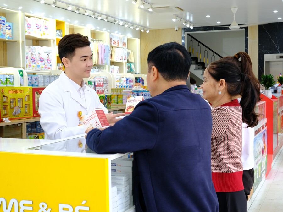 Chủ nhà thuốc - Thạc sĩ, Dược sĩ Tô Ngọc Sắc đang tư vấn thuốc cho khách hàng