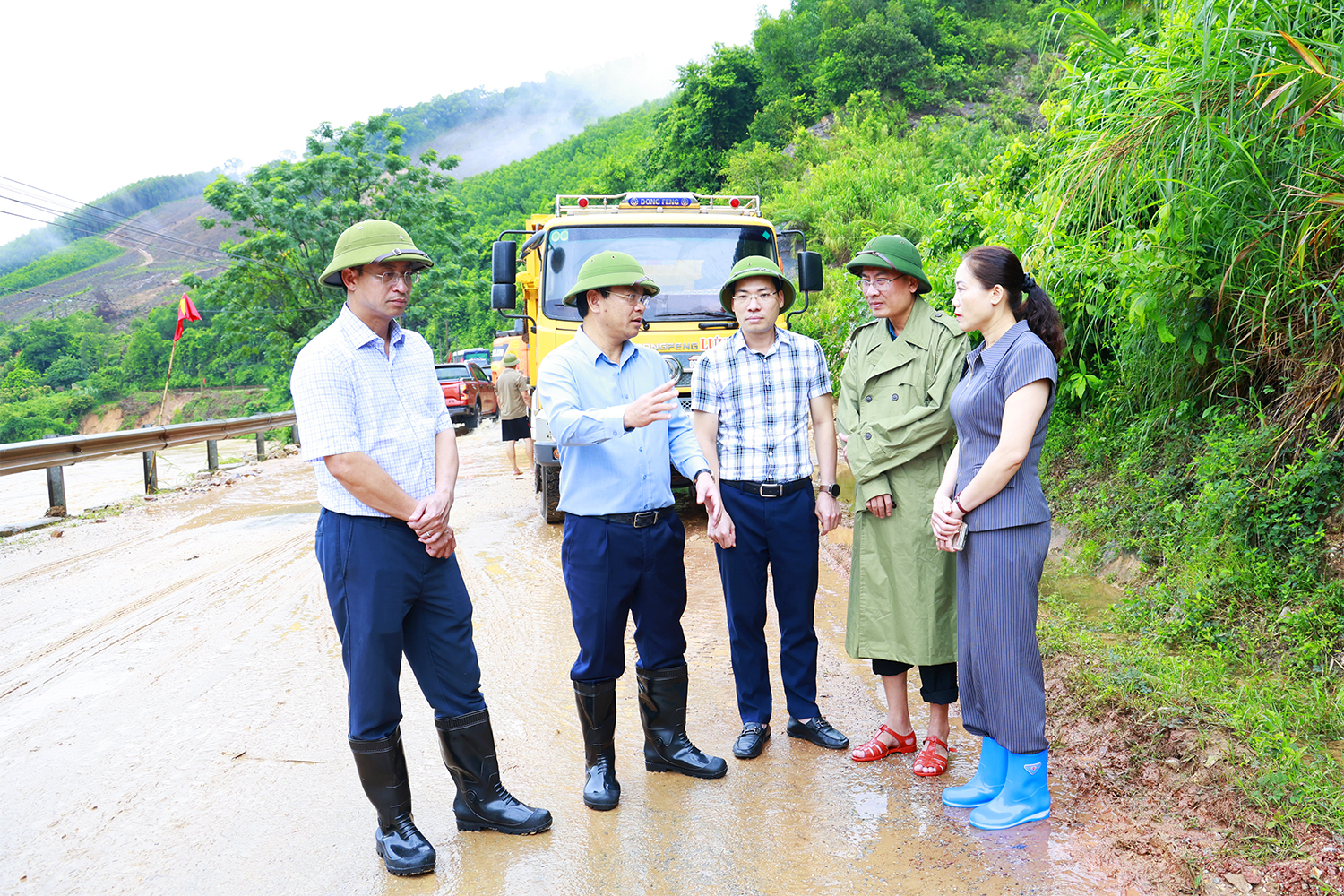 Phó Chủ tịch UBND tỉnh Phan Thế Tuấn (thứ 2 từ trái qua) kiểm tra tình hình thực tế sạt lở do mưa lũ gây ra tại xã Yên Định