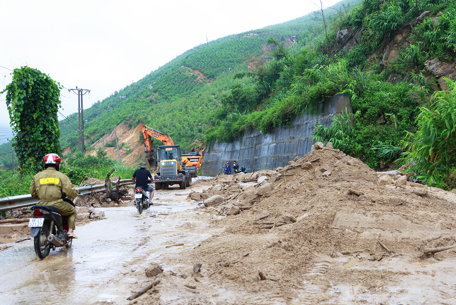 Bùn, đất, đá sạt xuống tràn ra đường làm ảnh hưởng đến việc lưu thông của các phương tiện trên địa bàn xã Tuấn Đạo
