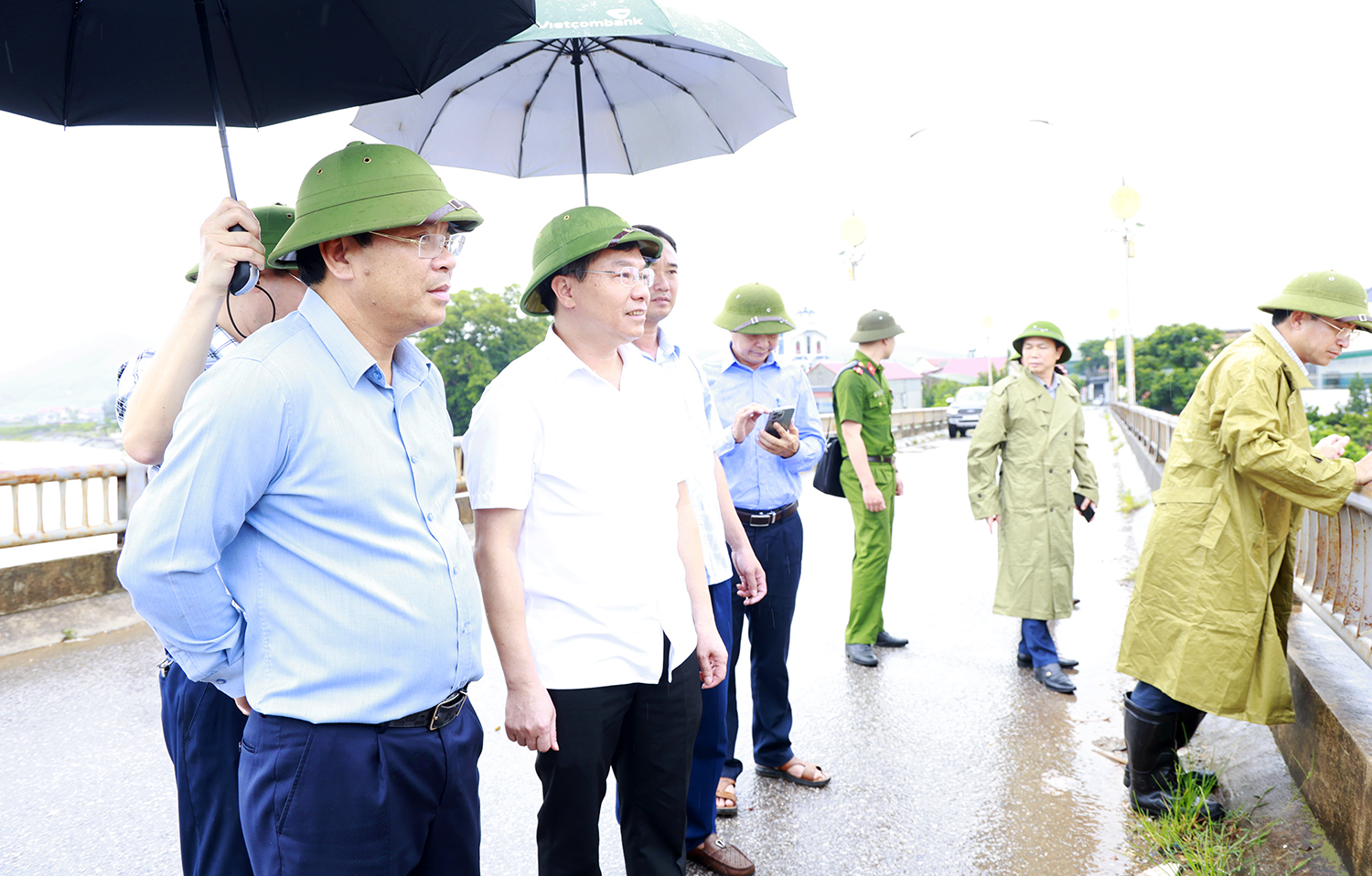Phó Chủ tịch UBND tỉnh Phan Thế Tuấn kiểm tra và nắm tình hình thực tế công tác ứng phó với mưa lũ tại phường Chũ