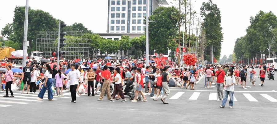 TP. Hà Nội bố trí 40 điểm phát lương thực, nhu yếu phẩm miễn phí cho người dân xem diễu binh, diễu hành trong ba ngày 27, 30/8 và 2/9.