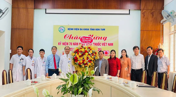 HĐND, UBND tỉnh chúc mừng Ban Giám đốc nhân kỉ niệm Ngày Thầy thuốc Việt Nam 27/2