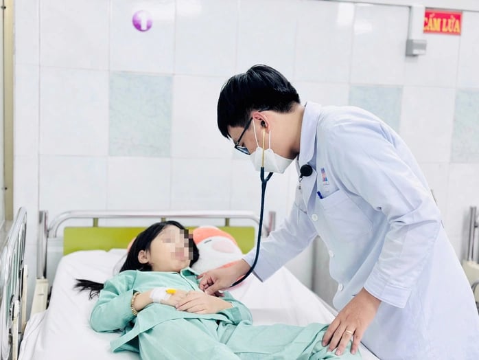 Bệnh nhi 9 tuổi được bác sĩ Bệnh viện Nguyễn Tri Phương thăm khám