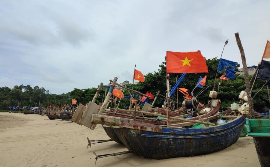 Người dân phường Sầm Sơn đưa tàu thuyền lên bờ tránh bão (Ảnh: Báo Tin tức và Dân tộc)