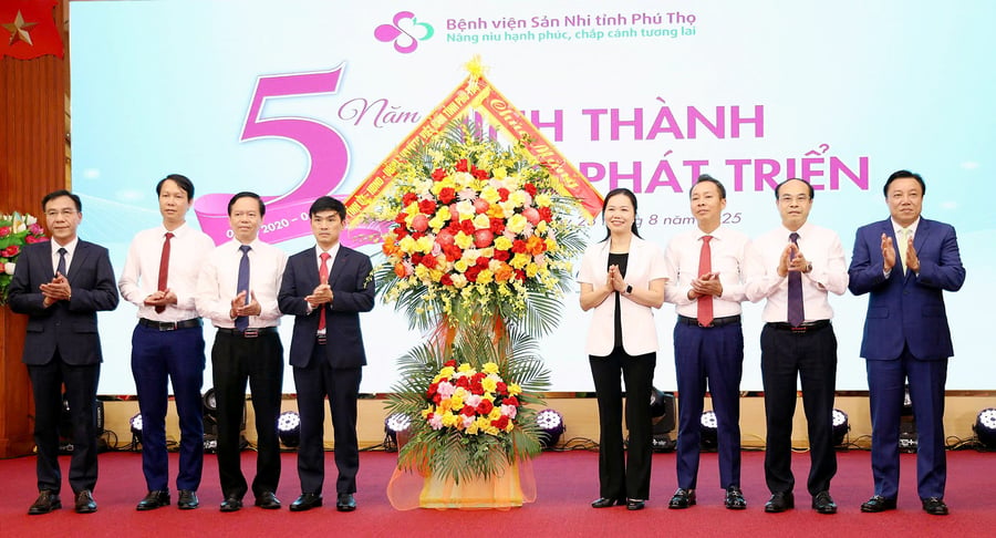 Phó Bí thư Tỉnh ủy Bùi Thị Minh(thứ tư từ phả sang trái) và các đồng chí lãnh đạo tặng hoa chúc mừng Bệnh viện Sản Nhi tỉnh Phú Thọ