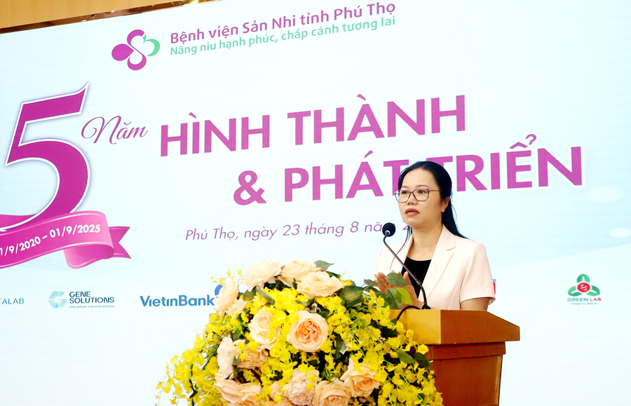 Phó Bí thư Tỉnh ủy Bùi Thị Minh phát biểu tại lễ kỷ niệm 5 năm Hình thành và phát triển Bệnh viện Sản Nhi tỉnh Phú Thọ 