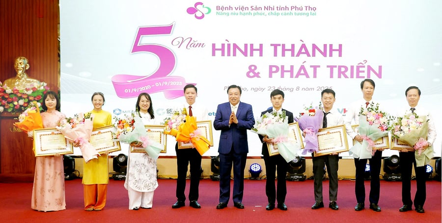 Phó Giáo sư, Tiên sĩ, Phó Chủ tịch UBND tỉnh Nguyễn Huy Ngọc tặng Bằng khen của Chủ tịch UBND tỉnh cho các tập thể, cá nhân