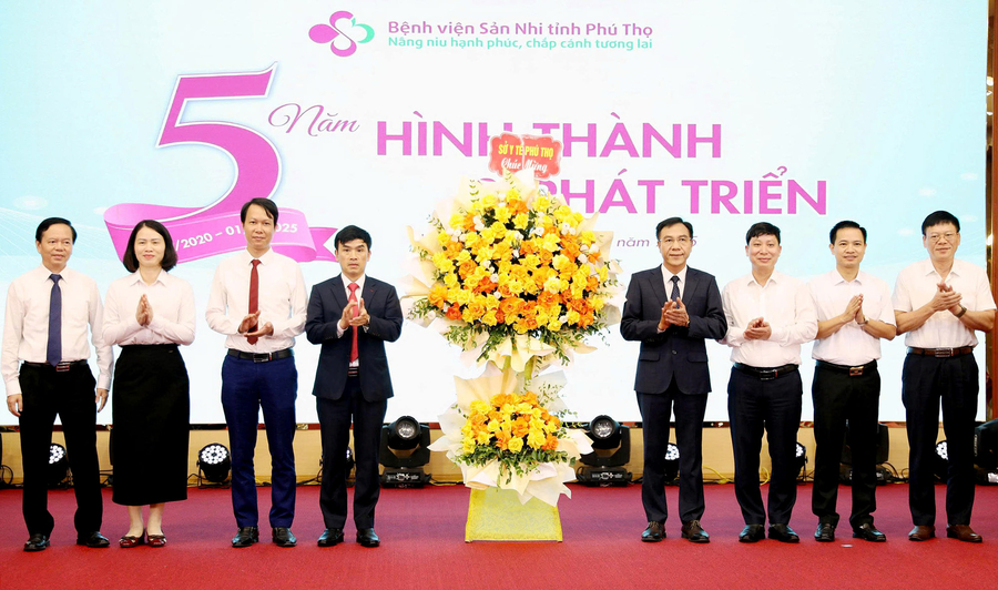 Lãnh đạo Sở Y tế tặng hoa chúc mừng Bệnh viện Sản Nhi tỉnh Phú Thọ