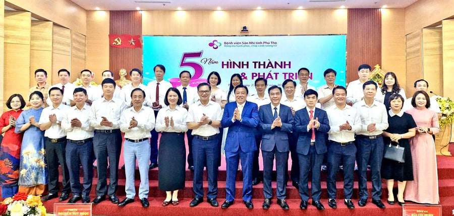 Phó Giáo sư, Tiến Sĩ, Phó Chủ tịch UBND tỉnh Nguyễn Huy Ngọc(thứ 7 hàng thứ nhất từ phải sang trái) và các đại biểu chụp ảnh lưu niệm cùng Bệnh viện Sản Nhi