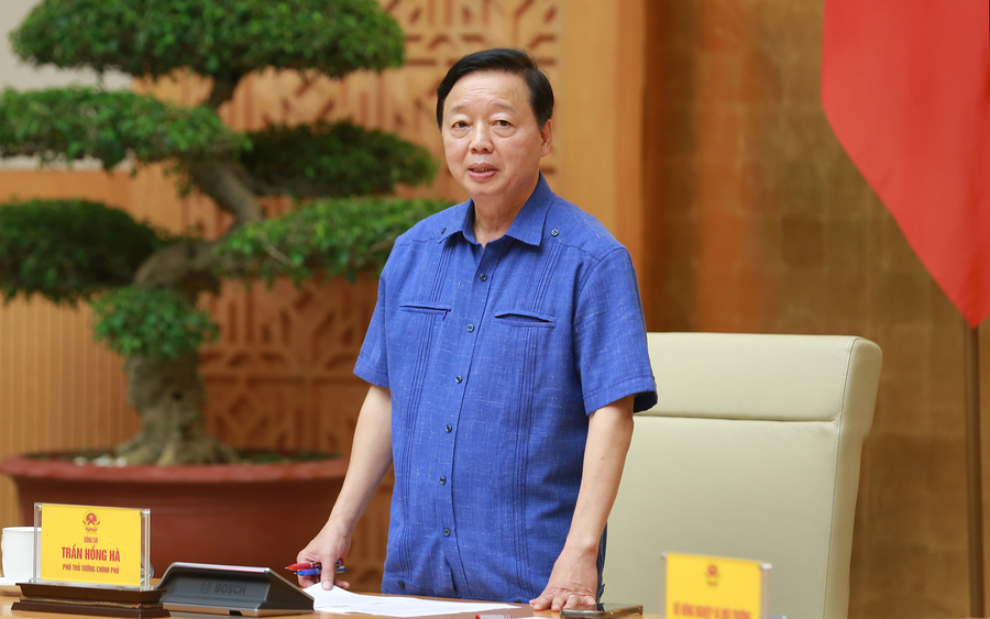 Phó Thủ tướng Trần Hồng Hà chủ trì cuộc họp chuẩn bị công tác ứng phó với Áp thấp nhiệt đới có thể mạnh lên thành bão số 5 (Kajiki) khi đi vào biển Đông (Ảnh: VGP/Minh Khôi)