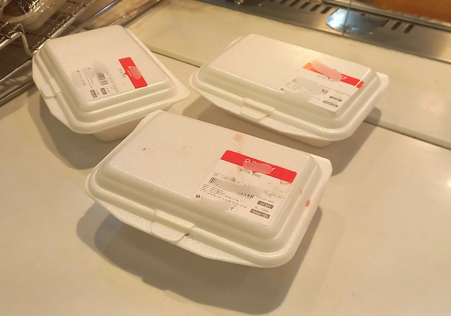 Hộp xốp được sử dụng để đựng thực phẩm tại một siêu thị 