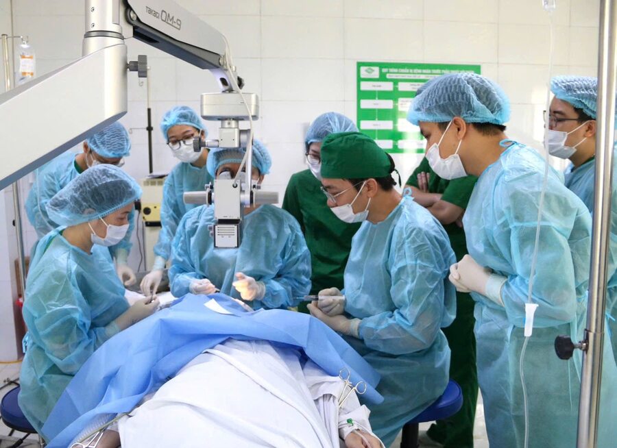 Ekip ca phẫu thuật ghép giác mạc tại Bệnh viện Mắt Hải Phòng (Ảnh BVCC)