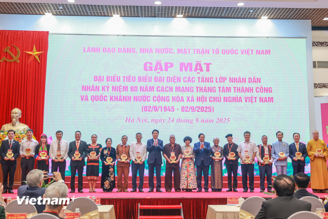 Lãnh đạo Đảng, Nhà nước đã gặp mặt 300 đại biểu tiêu biểu đến từ 34 tỉnh, thành phố đại diện các tầng lớp Nhân dân nhân kỷ niệm 80 năm Cách mạng Tháng tám và Quốc khánh 2/9 (Ảnh: Hoài Nam/Vietnam+)