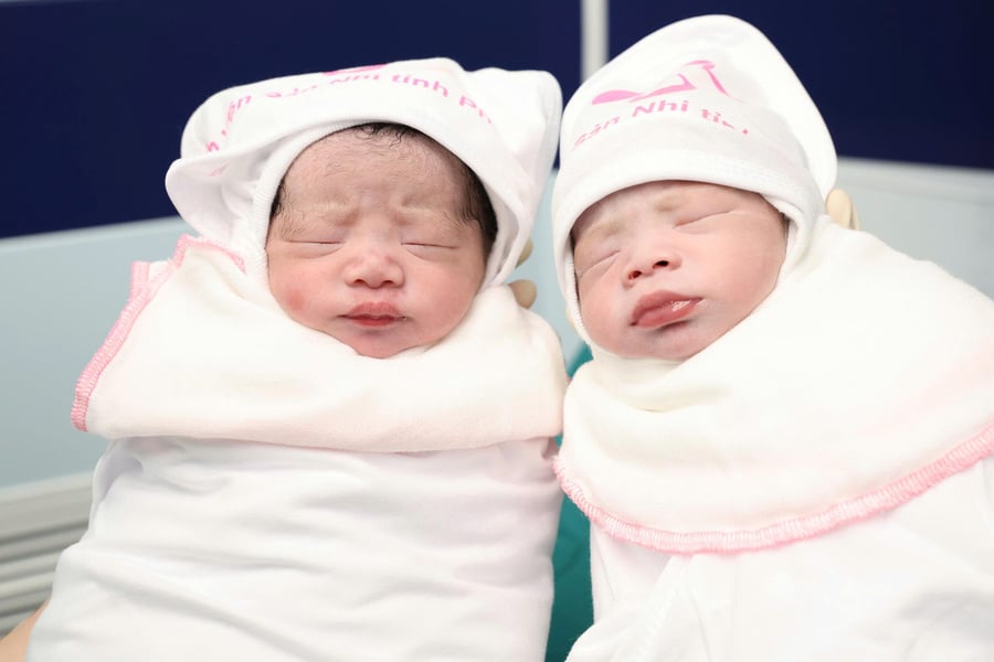 Cặp song sinh “long phụng” chào đời khoẻ mạnh đã chính thức trở thành em bé thứ 1000 và 1001 