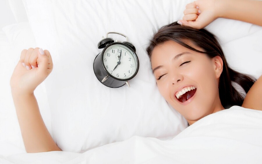Một giấc ngủ trọn vẹn 7 đến 9 tiếng mỗi đêm giúp cân bằng nội tiết tố và ngăn ngừa thèm ngọt (Ảnh minh họa)
