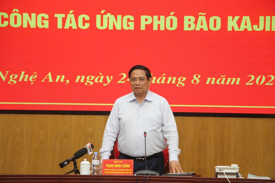 Thủ tướng nêu rõ, công tác chuẩn bị phải kỹ lưỡng, từ sớm từ xa, ngay từ khi mà bão chưa vào (Ảnh VGP/Nhật Bắc)
