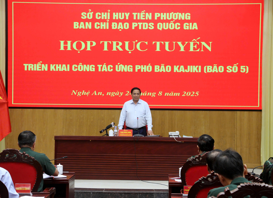Thủ tướng yêu cầu tuyệt đối không chủ quan, lơ là, tiếp tục lãnh đạo, chỉ đạo sát sao, phải quyết liệt, thường xuyên, phải dứt khoát, với mục tiêu là đặt tính mạng của người dân lên trên hết, trước hết (Ảnh VGP/Nhật Bắc)