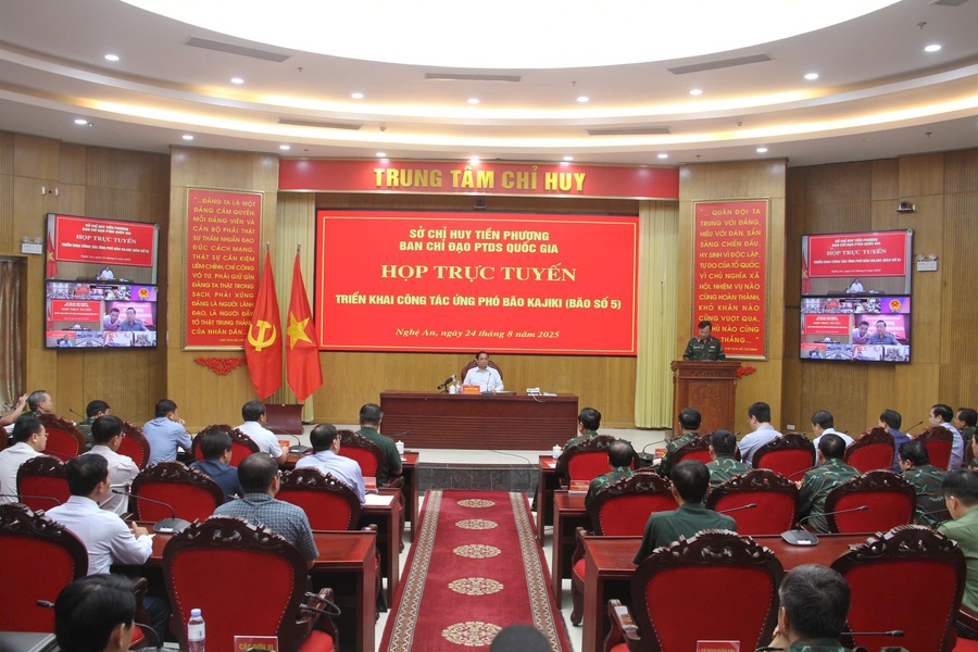 Thủ tướng Phạm Minh Chính chủ trì cuộc họp khẩn với Bí thư, Chủ tịch UBND các tỉnh từ Thanh Hóa đến Quảng Trị để triển khai công tác ứng phó với bão số 5 và mưa lũ sau bão (Ảnh VGP/Nhật Bắc)