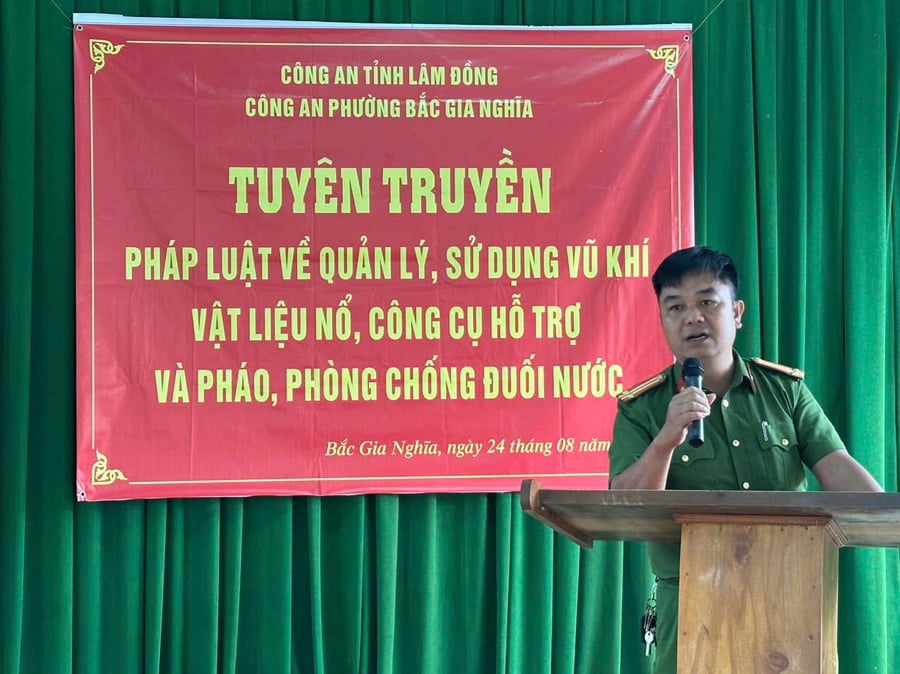 Thượng tá Trần Văn Tú, Phó Trưởng Công an phường Bắc Gia Nghĩa chia sẻ tại buổi tuyên truyền