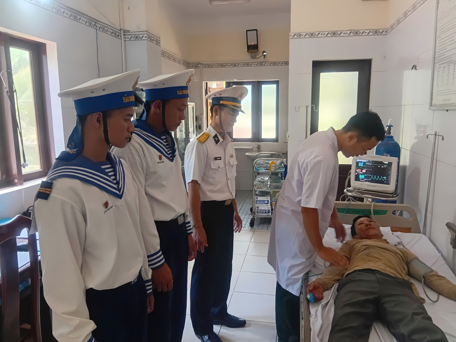 Bác sĩ đảo Trường Sa thăm khám cho ngư dân