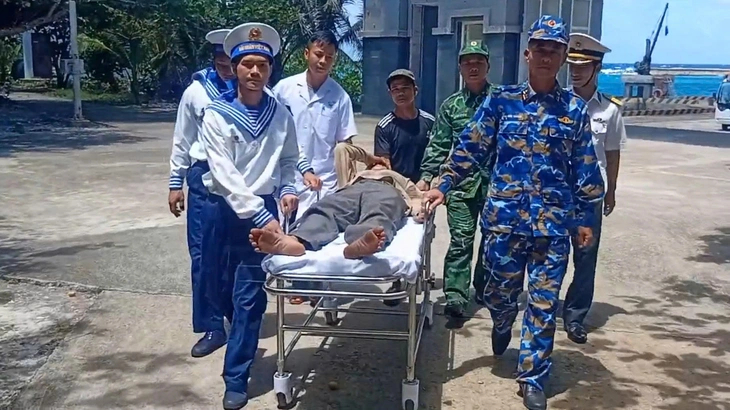 Cán bộ, chiến sĩ đảo Trường Sa vận chuyển bệnh nhân lên đảo