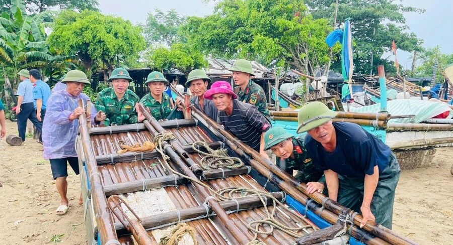 Người dân ở tỉnh Thanh Hóa chuẩn bị ứng phó với cơn bão số 5 (Ảnh Lê Hợi)