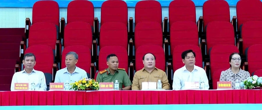 Ông Phạm Đình Vương, Uỷ viên Ban Thường vụ, Trưởng Văn phòng đại diện Trung ương Hội Giáo dục chăm sóc sức khoẻ cộng đồng Việt Nam, kiêm Giám đốc Trung Tâm UNESCO Văn hoá thông tin truyền thông cùng các đại biểu tại lễ khai mạc giải