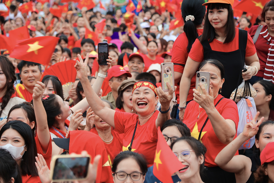 Nhiều cụ già mang theo cháu nhỏ ghi lại những hình ảnh khoảnh khắc đẹp