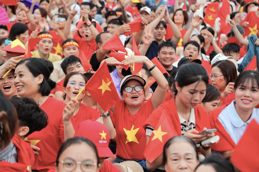 Trên tay người dân luôn thường trực lá cờ đỏ sao vàng, điện thoại, máy ảnh… để ghi lại những khoảnh khắc đặc biệt